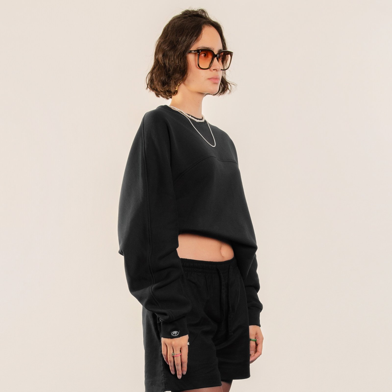 Crewneck Cucuyo Negro Lado