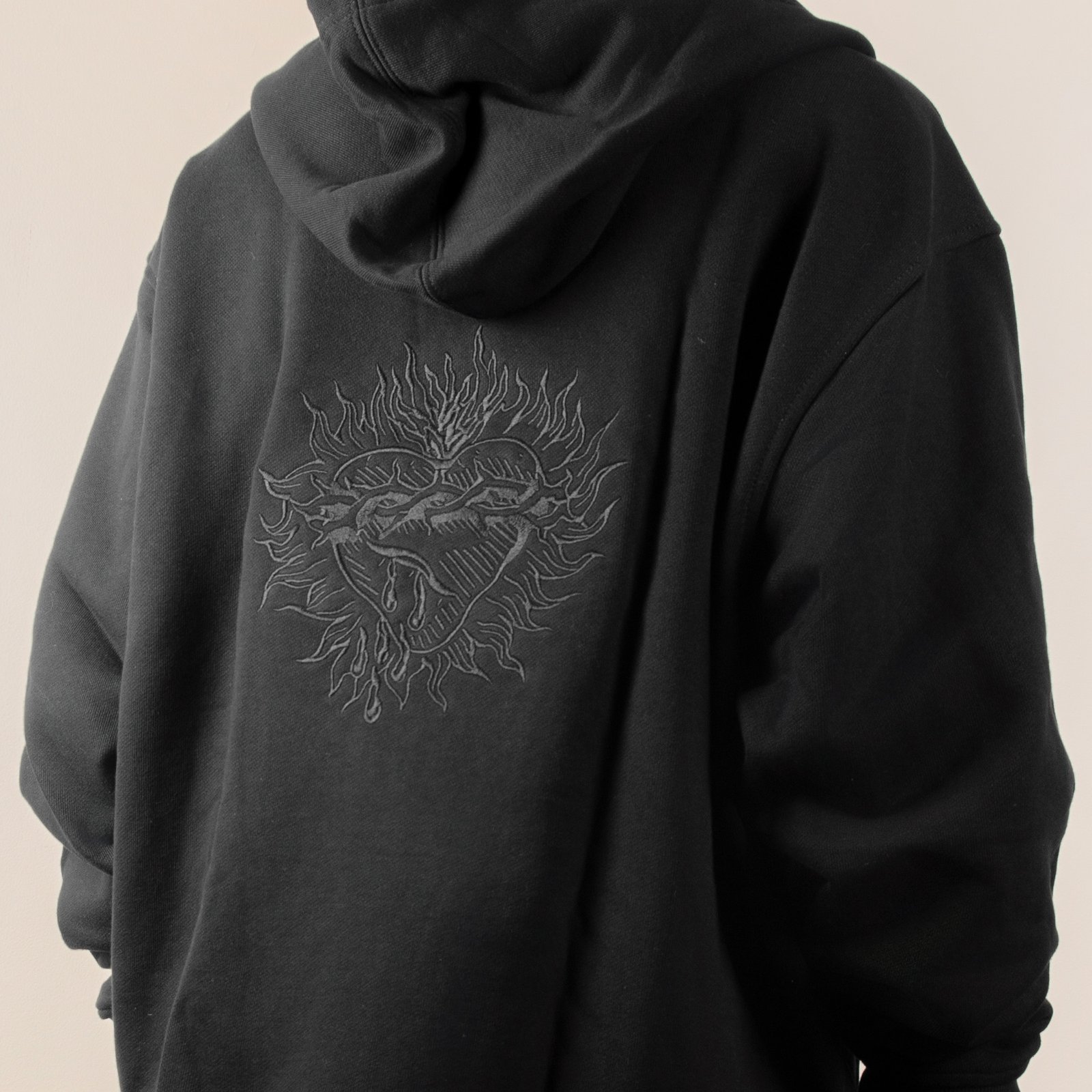 Hoodie-A-Negro-Detalle-1